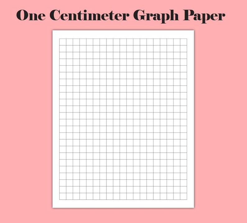 Puede incluir: Una hoja de papel cuadriculado blanco con una cuadr&iacute;cula de cuadrados de un cent&iacute;metro. El texto "One Centimeter Graph Paper" se muestra en negro en la parte superior de la p&aacute;gina. El fondo es de color rosa claro.