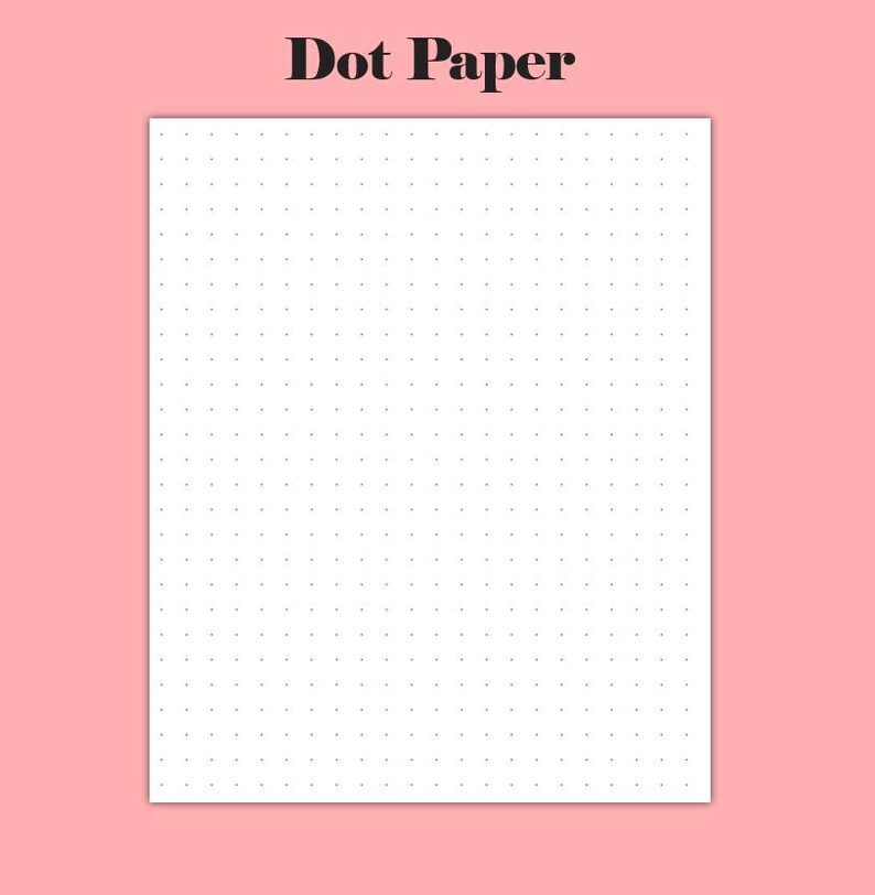 Puede incluir: Una hoja de papel de puntos blanca con puntos grises espaciados uniformemente, sobre un fondo rosa claro. Las palabras "Dot Paper" se muestran en letras negritas, de color marr&oacute;n oscuro en la parte superior. Este papel es ideal para bullet journaling, bocetos o tomar notas.