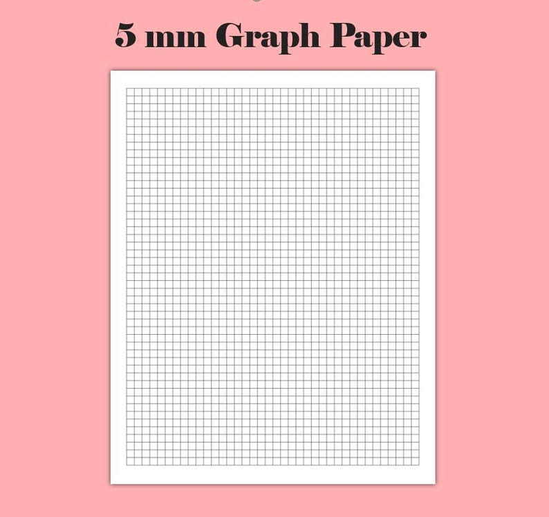 Puede incluir: Una hoja de papel gr&aacute;fico blanco de 5 mm con un patr&oacute;n de cuadr&iacute;cula negro. El texto "5 mm Graph Paper" se muestra en una fuente marr&oacute;n oscuro en la parte superior de la imagen. El fondo es de color rosa claro s&oacute;lido.