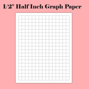 Puede incluir: Papel gr&aacute;fico blanco con cuadr&iacute;cula de 1,27 cm, ideal para dibujos t&eacute;cnicos. El texto "1/2" Half Inch Graph Paper" se muestra en la parte superior. Fondo rosa claro.