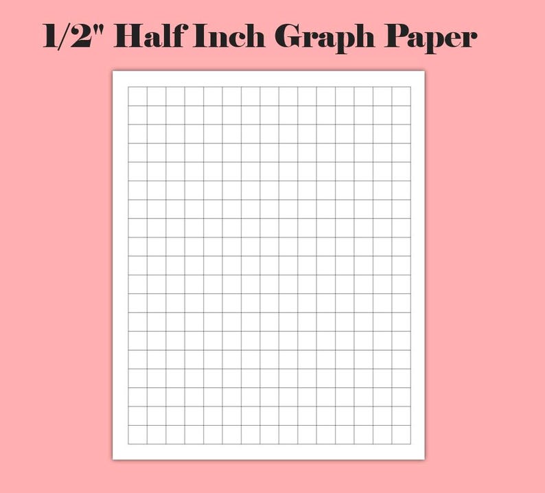 Puede incluir: Papel gr&aacute;fico blanco con cuadr&iacute;cula de 1,27 cm, ideal para dibujos t&eacute;cnicos. El texto "1/2" Half Inch Graph Paper" se muestra en la parte superior. Fondo rosa claro.