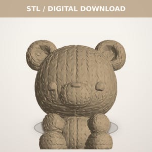 Könnte beinhalten: Eine 3D-gerenderte Teddybär-Figur in hellbrauner Farbe. Der Bär hat eine strukturierte Oberfläche und ist mit einem runden Kopf, kleinen Ohren und einem einfachen Körper gestaltet. Der Text "STL / DIGITAL DOWNLOAD" steht oben.