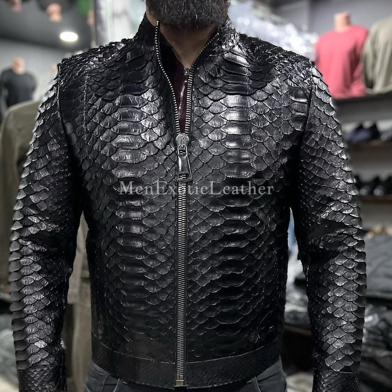 Pode incluir: Casaco de couro preto com padr&atilde;o de pele de cobra. O casaco tem fecho de correr e gola alta. O texto "MenExoticLeather" &eacute; vis&iacute;vel no casaco.