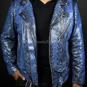 Puede incluir: Chaqueta de cuero azul con estampado de piel de serpiente, con cierre de cremallera y m&uacute;ltiples bolsillos. La chaqueta tiene un estilo motero cl&aacute;sico con herrajes plateados y el texto "Men Exotic Leather".