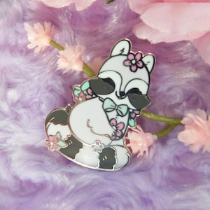 Flower Friends - Raccoon enamel pin