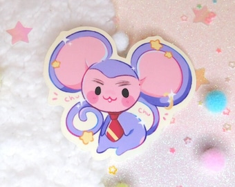 Op de afbeelding: Een paarse en roze cartoonmuis met grote oren en een rode stropdas. De muis draagt een paarse en blauwe outfit met een gele ster op zijn staart. De muis zegt "chu" aan beide kanten van zijn mond. De achtergrond is een wit en roze pluche oppervlak met kleurrijk confetti.