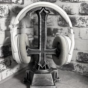 Soporte para auriculares con cruz invertida gótica / Decoración oscura para configuración de juegos / Soporte para auriculares / Accesorio de escritorio ocultista