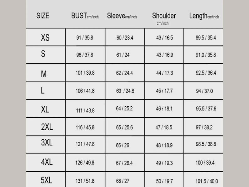 Puede incluir: Una tabla de tallas de ropa con medidas en cent&iacute;metros y pulgadas. Incluye tallas de XS a 5XL, con medidas de busto, manga, hombro y largo. El fondo es de color beige claro.