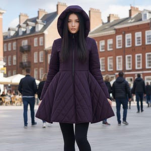 Può includere: Un cappotto imbottito trapuntato color viola scuro con orlo svasato a gonna, collo alto e cappuccio integrato. Il cappotto presenta una chiusura frontale con zip a tutta lunghezza e maniche lunghe, con un motivo trapuntato diagonale sulla parte.