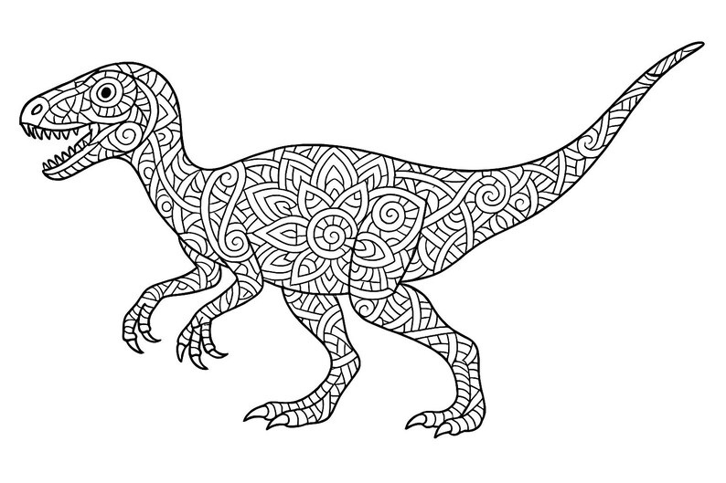 Pu&ograve; includere: Illustrazione in bianco e nero di un dinosauro, probabilmente un raptor, di profilo. Il corpo del dinosauro &egrave; riempito di intricati motivi in stile mandala. Ideale per la colorazione o come design decorativo.