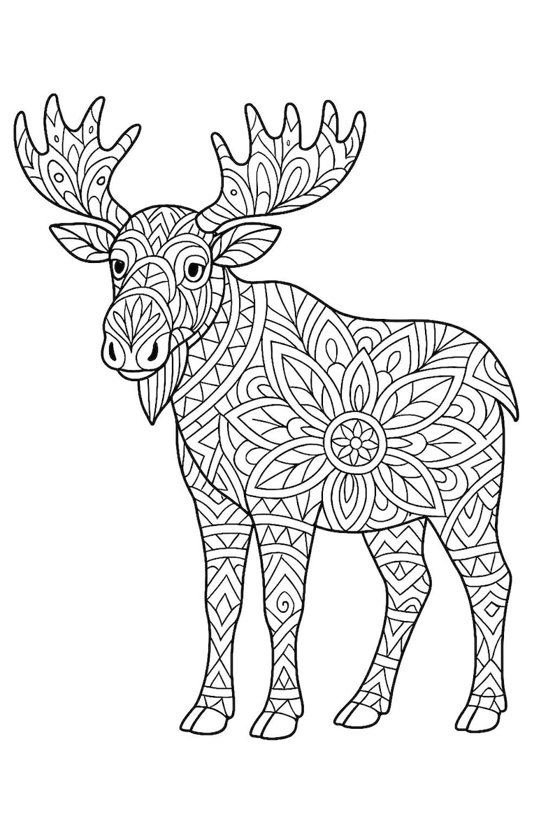 K&ouml;nnte beinhalten: Schwarz-wei&szlig;e Illustration eines Elchs mit detaillierten geometrischen Mustern. Das Tier ist mit aufwendigen Designs gef&uuml;llt, die ein florales Muster auf dem R&uuml;cken bilden und die Geweih verzieren.