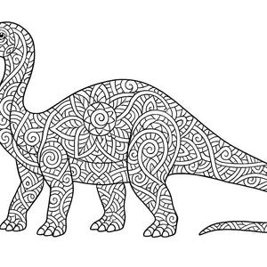 Pu&ograve; includere: Illustrazione in bianco e nero di un dinosauro Brachiosaurus con intricati motivi in stile mandala. L'immagine &egrave; adatta per la colorazione o come elemento decorativo, con disegni complessi.