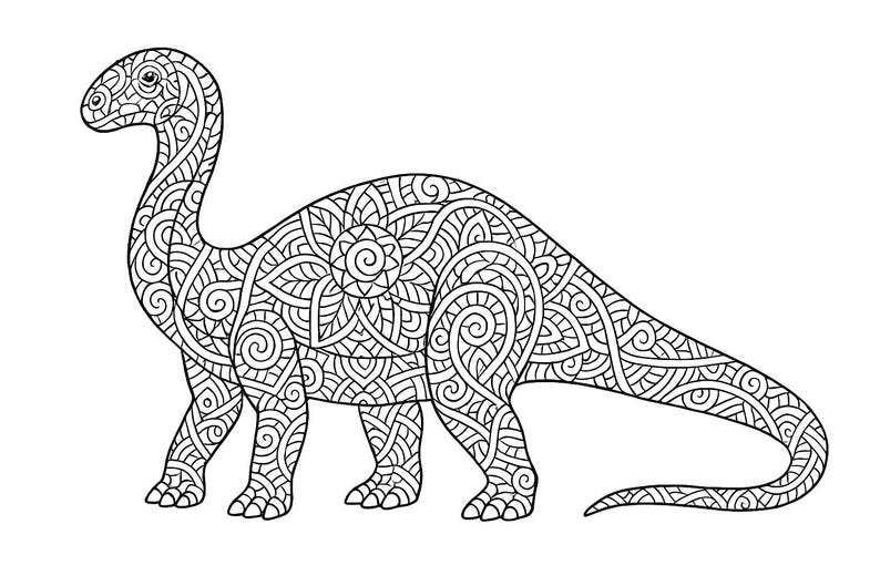 Pu&ograve; includere: Illustrazione in bianco e nero di un dinosauro Brachiosaurus con intricati motivi in stile mandala. L'immagine &egrave; adatta per la colorazione o come elemento decorativo, con disegni complessi.