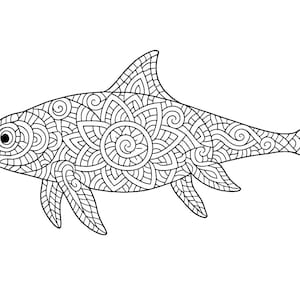 Pu&ograve; includere: Illustrazione dettagliata in bianco e nero di una creatura simile a un pesce, forse uno squalo o un ittiosauro, con intricati motivi in stile mandala che riempiono il suo corpo. Il design presenta un muso appuntito, pinne e una coda.