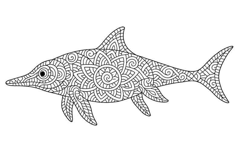 Pu&ograve; includere: Illustrazione dettagliata in bianco e nero di una creatura simile a un pesce, forse uno squalo o un ittiosauro, con intricati motivi in stile mandala che riempiono il suo corpo. Il design presenta un muso appuntito, pinne e una coda.