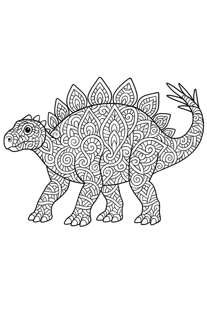 Pu&ograve; includere: Illustrazione in bianco e nero di un dinosauro Stegosaurus. Il dinosauro &egrave; raffigurato in posizione di camminata, con motivi intricati che riempiono il suo corpo, le gambe e la testa. Anche le placche sulla schiena sono dettagliate.