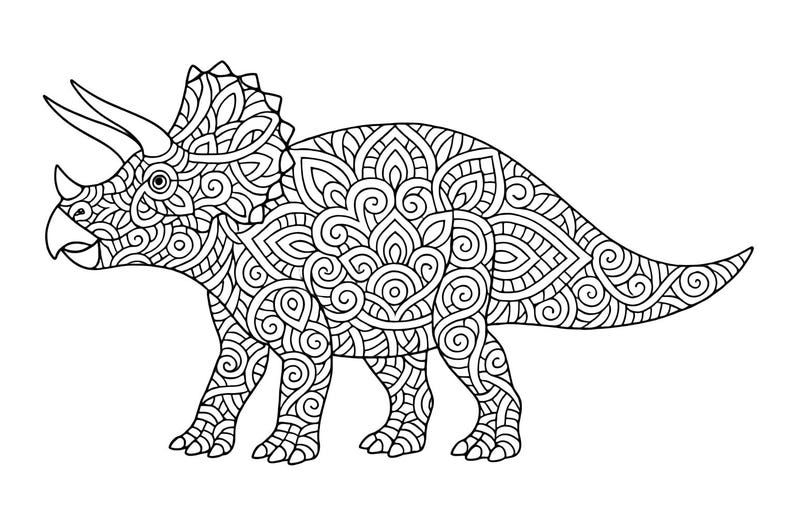 Pu&ograve; includere: Illustrazione in bianco e nero di un dinosauro Triceratopo. Il dinosauro &egrave; raffigurato di profilo, con intricati motivi in stile mandala che riempiono il suo corpo. Adatto per libri da colorare o progetti artistici.