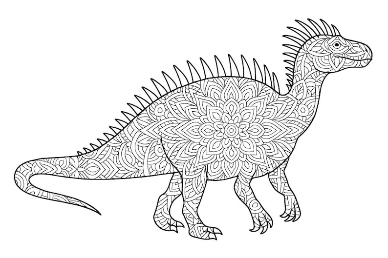 Pu&ograve; includere: Illustrazione in bianco e nero di un dinosauro con intricati motivi mandala. Il dinosauro ha una cresta appuntita e una lunga coda, perfetto per colorare o come elemento decorativo.