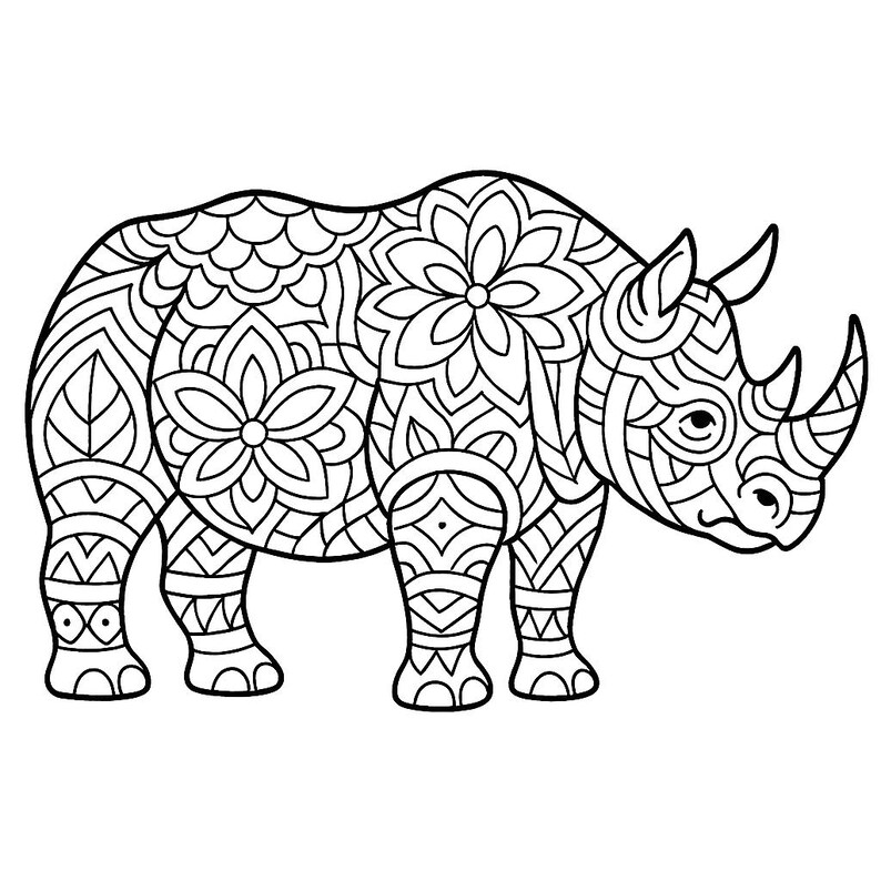 K&ouml;nnte beinhalten: Schwarz-Wei&szlig;-Illustration eines Nashorns mit aufwendigen floralen und geometrischen Mustern. Das Nashorn hat zwei H&ouml;rner und steht auf vier Beinen. Das Design eignet sich zum Ausmalen oder als dekoratives Element.
