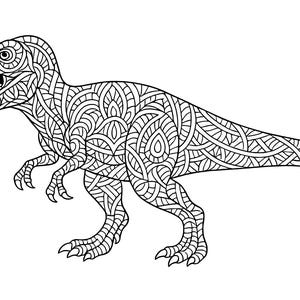 Pu&ograve; includere: Illustrazione in bianco e nero di un dinosauro Tyrannosaurus Rex. Il corpo del dinosauro &egrave; riempito di motivi intricati, creando un design adatto alla colorazione. Immagine su sfondo bianco.