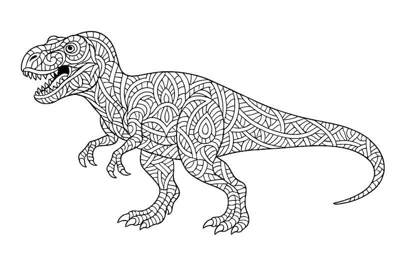 Pu&ograve; includere: Illustrazione in bianco e nero di un dinosauro Tyrannosaurus Rex. Il corpo del dinosauro &egrave; riempito di motivi intricati, creando un design adatto alla colorazione. Immagine su sfondo bianco.