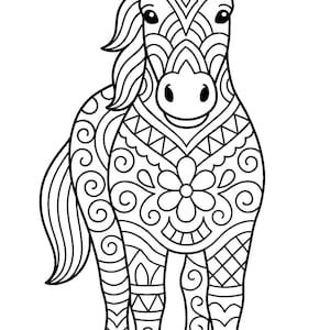 K&ouml;nnte beinhalten: Schwarz-Wei&szlig;-Illustration eines Pferdes mit aufwendigen geometrischen und floralen Mustern. Das Pferd steht, blickt nach vorne und hat eine detaillierte M&auml;hne und einen Schweif. Geeignet zum Ausmalen.