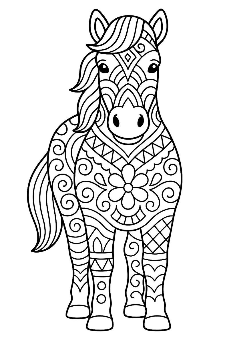 K&ouml;nnte beinhalten: Schwarz-Wei&szlig;-Illustration eines Pferdes mit aufwendigen geometrischen und floralen Mustern. Das Pferd steht, blickt nach vorne und hat eine detaillierte M&auml;hne und einen Schweif. Geeignet zum Ausmalen.