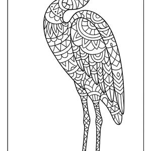K&ouml;nnte beinhalten: Schwarz-wei&szlig;e Illustration eines Reiher mit detaillierten geometrischen Mustern. Der Vogel steht, mit langem Schnabel und Beinen. Die komplizierten Designs bedecken K&ouml;rper, Fl&uuml;gel und Kopf. Der Hintergrund ist wei&szlig;.