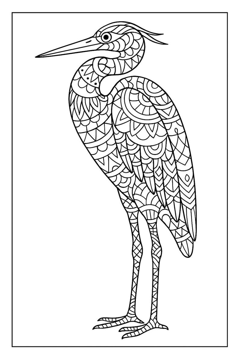 K&ouml;nnte beinhalten: Schwarz-wei&szlig;e Illustration eines Reiher mit detaillierten geometrischen Mustern. Der Vogel steht, mit langem Schnabel und Beinen. Die komplizierten Designs bedecken K&ouml;rper, Fl&uuml;gel und Kopf. Der Hintergrund ist wei&szlig;.