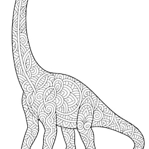 Pu&ograve; includere: Illustrazione in bianco e nero di un dinosauro Brachiosaurus con un design intricato e modellato. Il dinosauro ha un lungo collo e una coda, e il suo corpo &egrave; pieno di forme geometriche, perfetto da colorare.