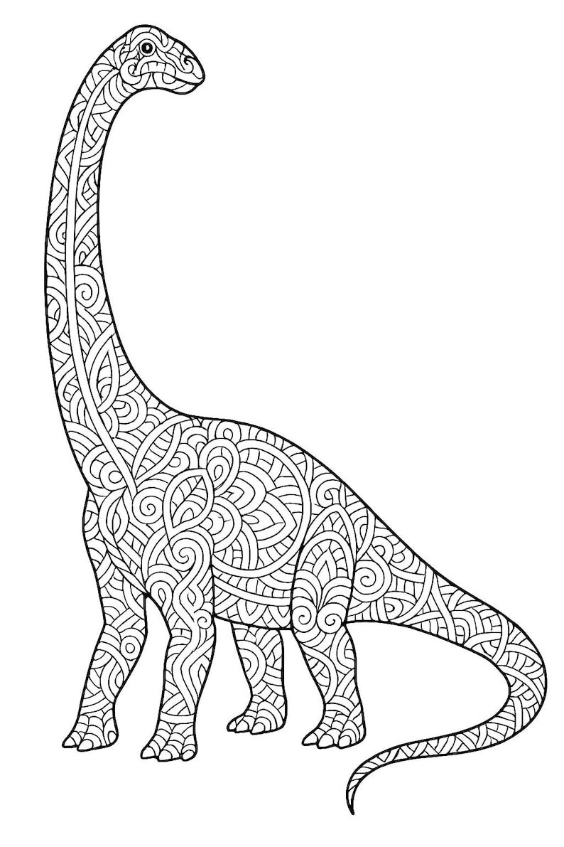 Pu&ograve; includere: Illustrazione in bianco e nero di un dinosauro Brachiosaurus con un design intricato e modellato. Il dinosauro ha un lungo collo e una coda, e il suo corpo &egrave; pieno di forme geometriche, perfetto da colorare.