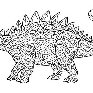 Pu&ograve; includere: Illustrazione in bianco e nero di un dinosauro Stegosaurus. Il dinosauro presenta motivi intricati, con una testa dettagliata, placche appuntite sulla schiena e una coda decorata. Adatto per la colorazione.