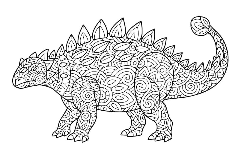 Pu&ograve; includere: Illustrazione in bianco e nero di un dinosauro Stegosaurus. Il dinosauro presenta motivi intricati, con una testa dettagliata, placche appuntite sulla schiena e una coda decorata. Adatto per la colorazione.