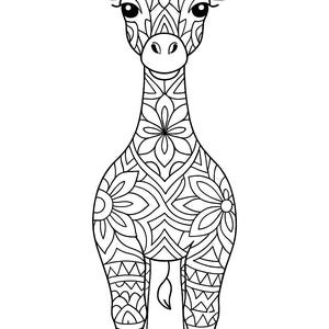 K&ouml;nnte beinhalten: Schwarz-Wei&szlig;-Linienzeichnung einer Giraffe. Die Giraffe ist mit floralen und geometrischen Mustern verziert. Die Giraffe hat einen langen Hals, kleine Ohren und zwei kleine H&ouml;rner. Das Bild eignet sich zum Ausmalen oder als dekorativer Druck.