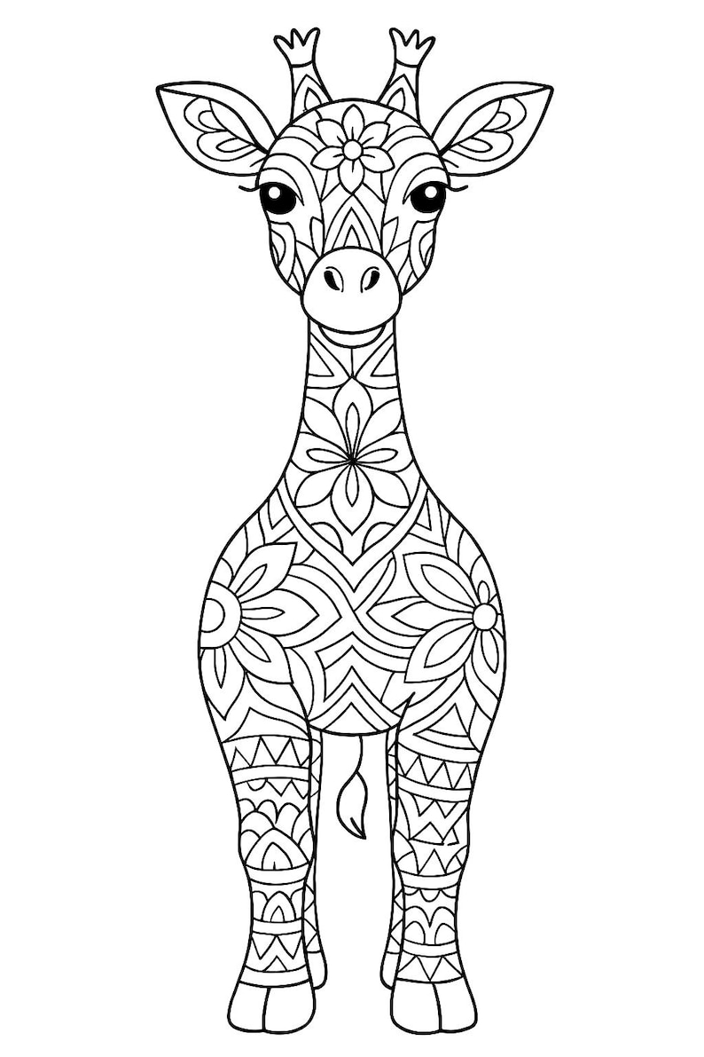 K&ouml;nnte beinhalten: Schwarz-Wei&szlig;-Linienzeichnung einer Giraffe. Die Giraffe ist mit floralen und geometrischen Mustern verziert. Die Giraffe hat einen langen Hals, kleine Ohren und zwei kleine H&ouml;rner. Das Bild eignet sich zum Ausmalen oder als dekorativer Druck.