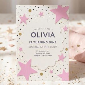 Può includere: Un biglietto d'invito rettangolare con sfondo bianco, pois neri e stelle rosa. Una forma centrale smerlata bianca riporta il testo: JOIN US FOR A PARTY, OLIVIA IS TURNING NINE, Saturday, June 5th at 2pm, 123 Anywhere st., Any city, ST 12345, RSVP to +123-456-7890.