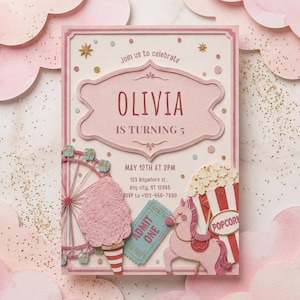 Könnte beinhalten: Eine rosa und weiße Einladungskarte mit Jahrmarkt-Thema. Die Karte zeigt den Namen "OLIVIA" und den Text "IS TURNING 5". Dekorative Elemente sind ein Riesenrad, Zuckerwatte, Popcorn und ein Einhorn.