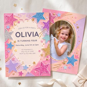 Pode incluir: Um cartão de convite de aniversário com a foto de uma criança de vestido branco dentro de uma moldura oval. O design inclui estrelas brilhantes cor-de-rosa, roxas e azuis, detalhes dourados e o texto: JOIN US FOR A PARTY OLIVIA IS TURNING FOUR.
