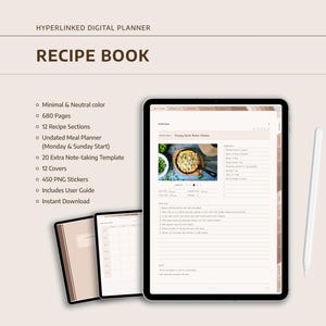 Op de afbeelding: Een digitaal receptenboek op een tablet, met een witte stylus. Het scherm toont een receptpagina met een foto van eten. De tekst op het scherm luidt "Creamy Garlic Butter Chicken". Het boek bevat 680 pagina's, 12 receptsecties en 450 PNG-stickers.