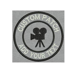Peut inclure: Patch personnalisé noir et blanc avec une icône de caméra de film et le texte "CUSTOM PATCH ADD YOUR TEXT".