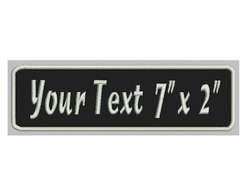 Könnte beinhalten: Schwarzer gestickter Aufnäher mit weißem Text, der "Your Text 7" x 2" " lautet.