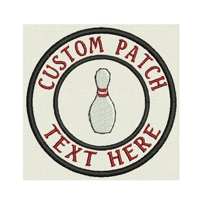 Peut inclure: Patch brodé noir et rouge avec une quille de bowling blanche au centre. Le texte "CUSTOM PATCH TEXT HERE" est autour de l'extérieur du patch.