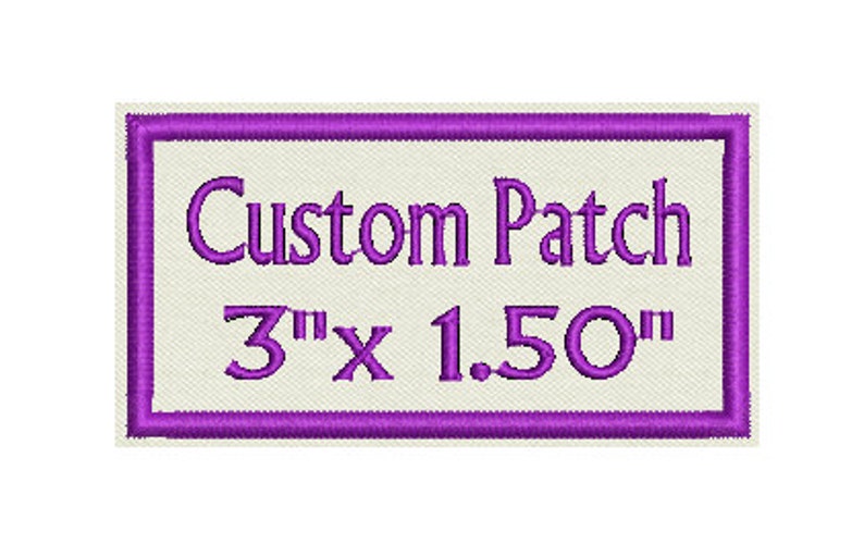 K&ouml;nnte beinhalten: Ein rechteckiger wei&szlig;er Patch mit einem violetten Rand. Der Text "Custom Patch" und "3" x 1.50" sind in Violett gestickt.