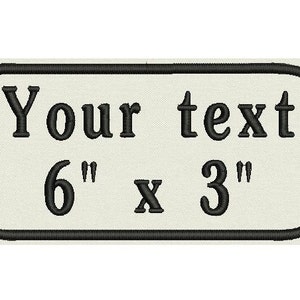Peut inclure: Un patch rectangulaire blanc avec une bordure noire. Le texte "Your text" est centré en haut du patch. Le texte "6" pouces x 3" pouces est centré sous le texte "Your text".