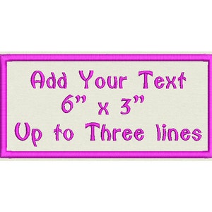 Peut inclure: Un patch rectangulaire avec une bordure rose et un fond blanc. Le texte "Add Your Text 6" x 3" Up to Three lines" est brodé en rose.
