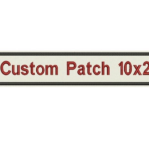 Peut inclure: Écusson rectangulaire personnalisé avec le texte "Custom Patch 10x2" brodé en rouge sur un fond blanc cassé. L'écusson est bordé d'un contour noir. Les dimensions sont de 25,4 cm sur 5,08 cm.