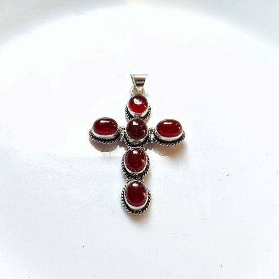 ガーネットクロスペンダント：シルバーメッキのボヘミアン風宝石