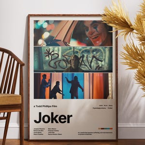 Peut inclure: Affiche encadrée du film "Joker" avec trois panneaux verticaux de scènes. L'affiche a un fond blanc avec le titre et les crédits du film en texte noir. L'affiche est affichée sur un sol en bois. Le cadre est en bois.