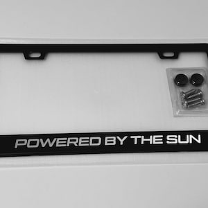 Soporte para matrícula Powered by the Sun, resistente a la corrosión, compatible con Tesla, Lucid, Mach E o cualquier otro vehículo eléctrico.