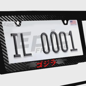 Könnte beinhalten: Eine weiße Keramik-Tasse mit schwarzem Henkel und dem Text "But First, Coffee" in schwarzer, fetter Schrift. Die Tasse steht auf einer weißen Oberfläche.